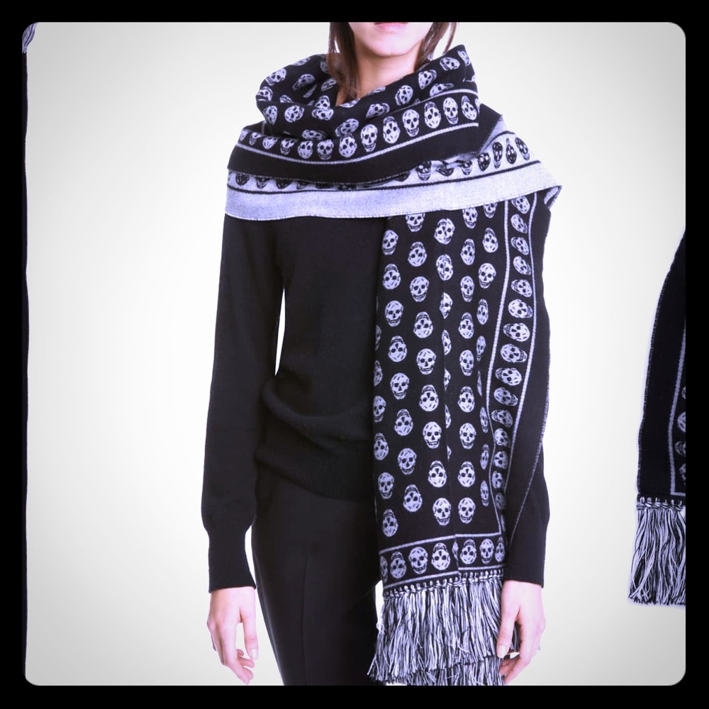 🚫SOLD🚫NWT McQueen lana wool scarf 💀🖤